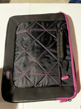 Targus Black and Pink Quilted Tablet Sleeve with Handle